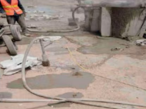 临颍水泥混凝土路面板底注浆技术 路面脱空注浆整治方案