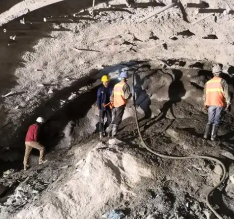 临颍拱顶带模注浆料的施工流程及注意事项